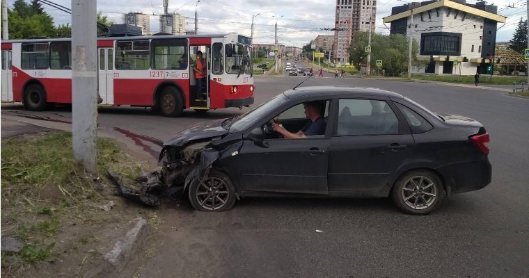 Пытавшийся уехать с места аварии пьяный водитель в Ижевске врезался в столб
