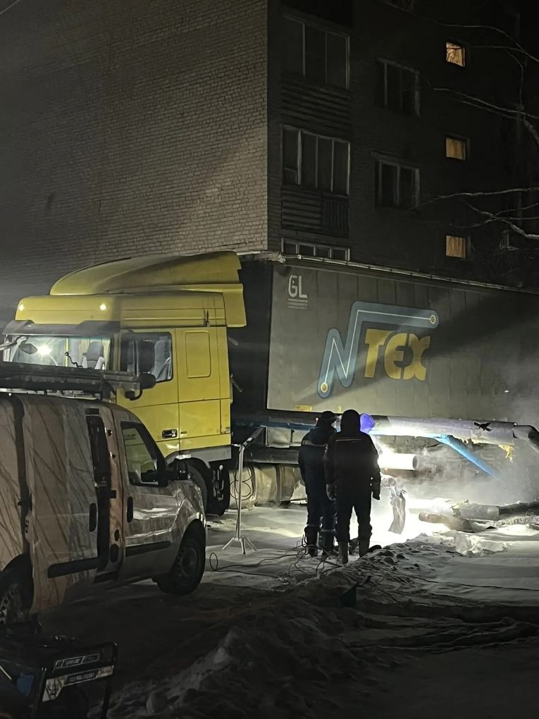 В Балезино почти тысяча жителей осталась без тепла из-за фуры, которая врезалась в теплотрассу