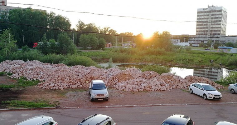 Пруд в Устиновском районе Ижевска завалили строительным мусором