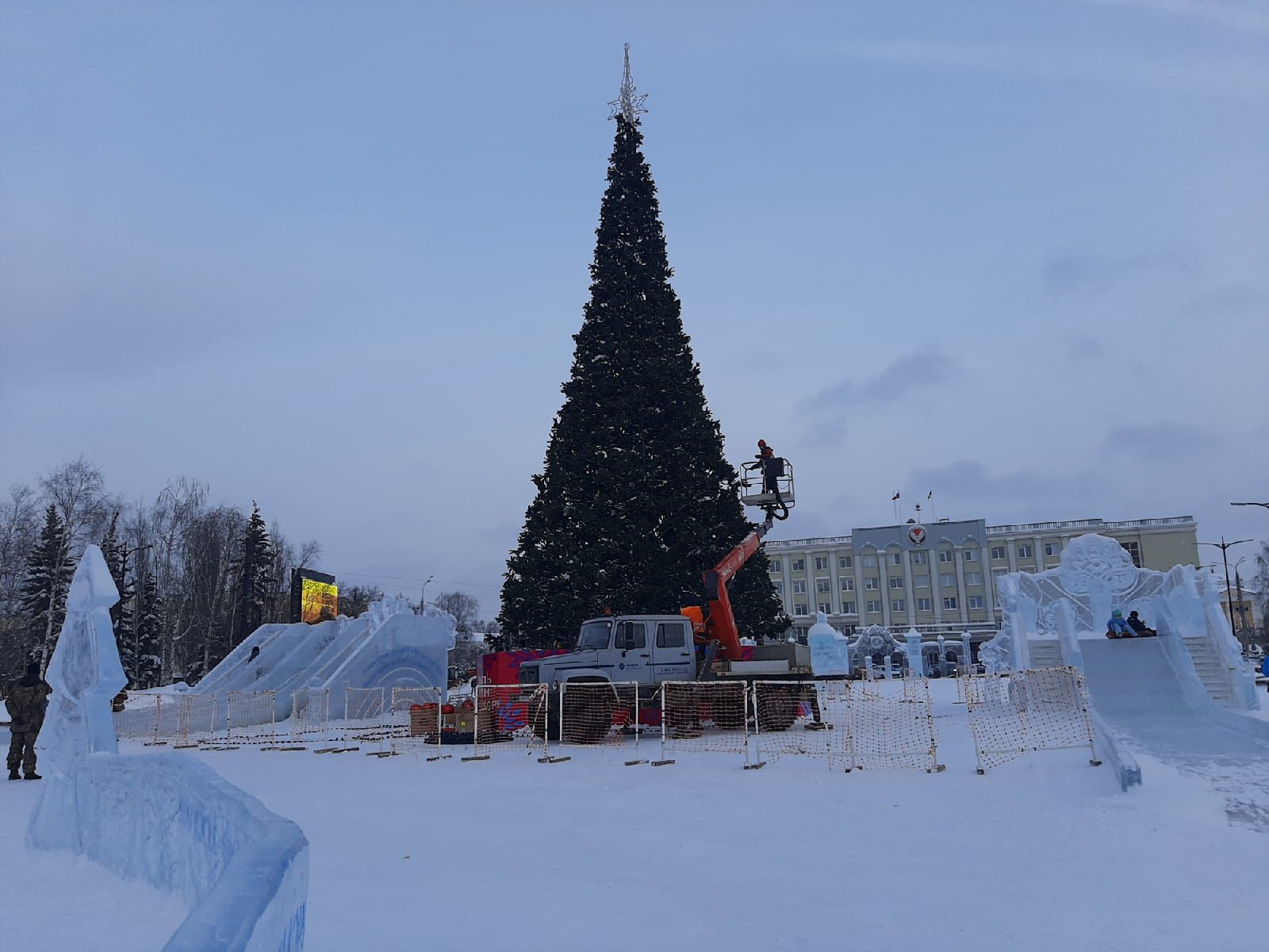 Новогоднюю ёлку начали устанавливать на Центральной площади Ижевска