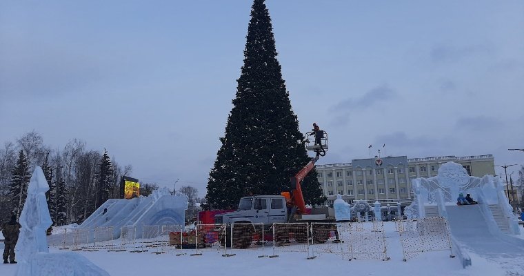 Новогоднюю ёлку начали устанавливать на Центральной площади Ижевска