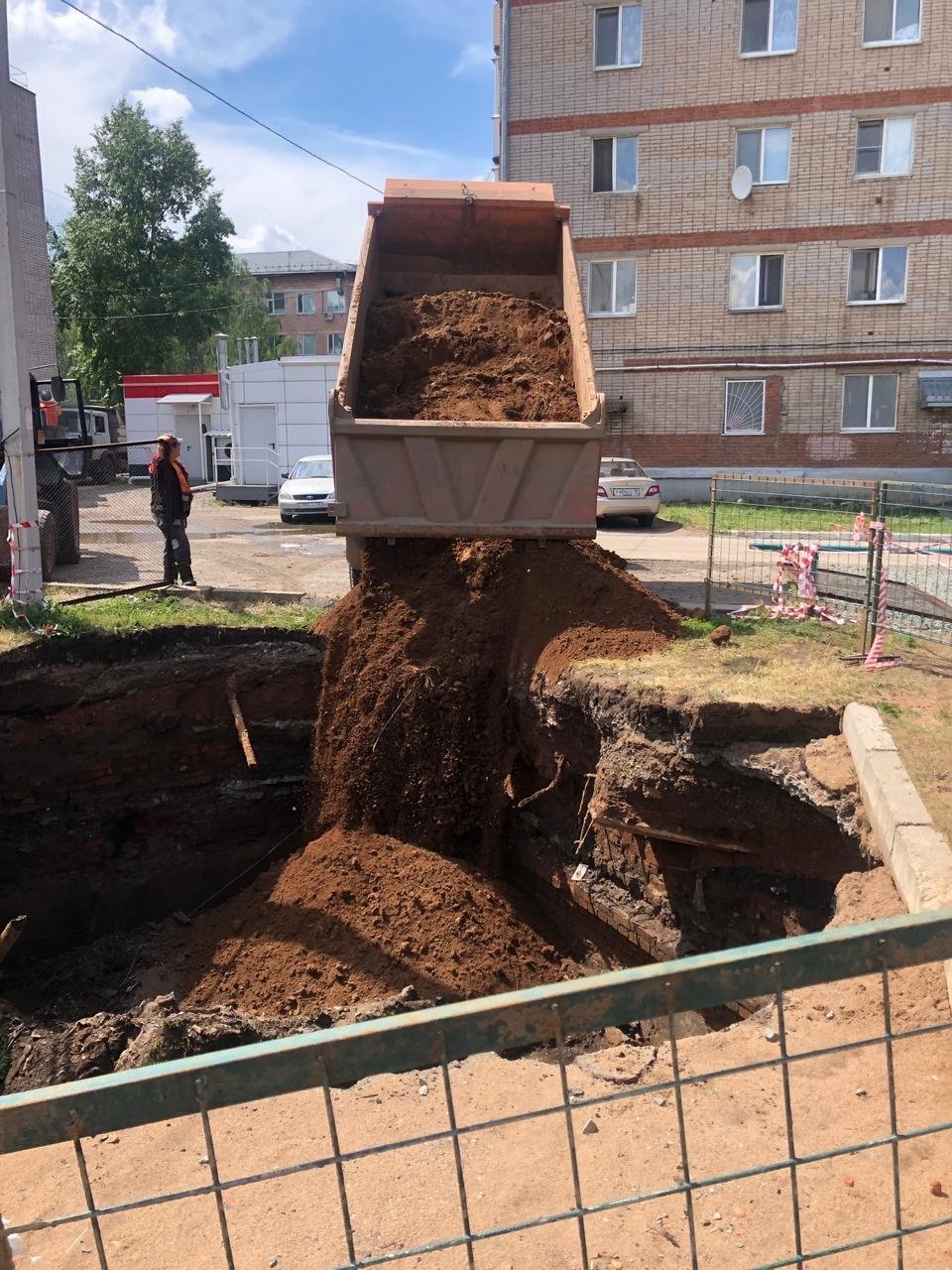 Провал во дворе дома на улице Гагарина в Ижевске оказался заброшенной выгребной ямой