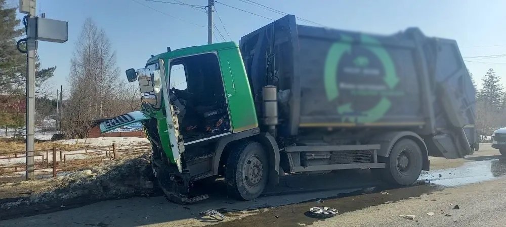 Четыре человека пострадали в ДТП с мусоровозом в Игринском районе
