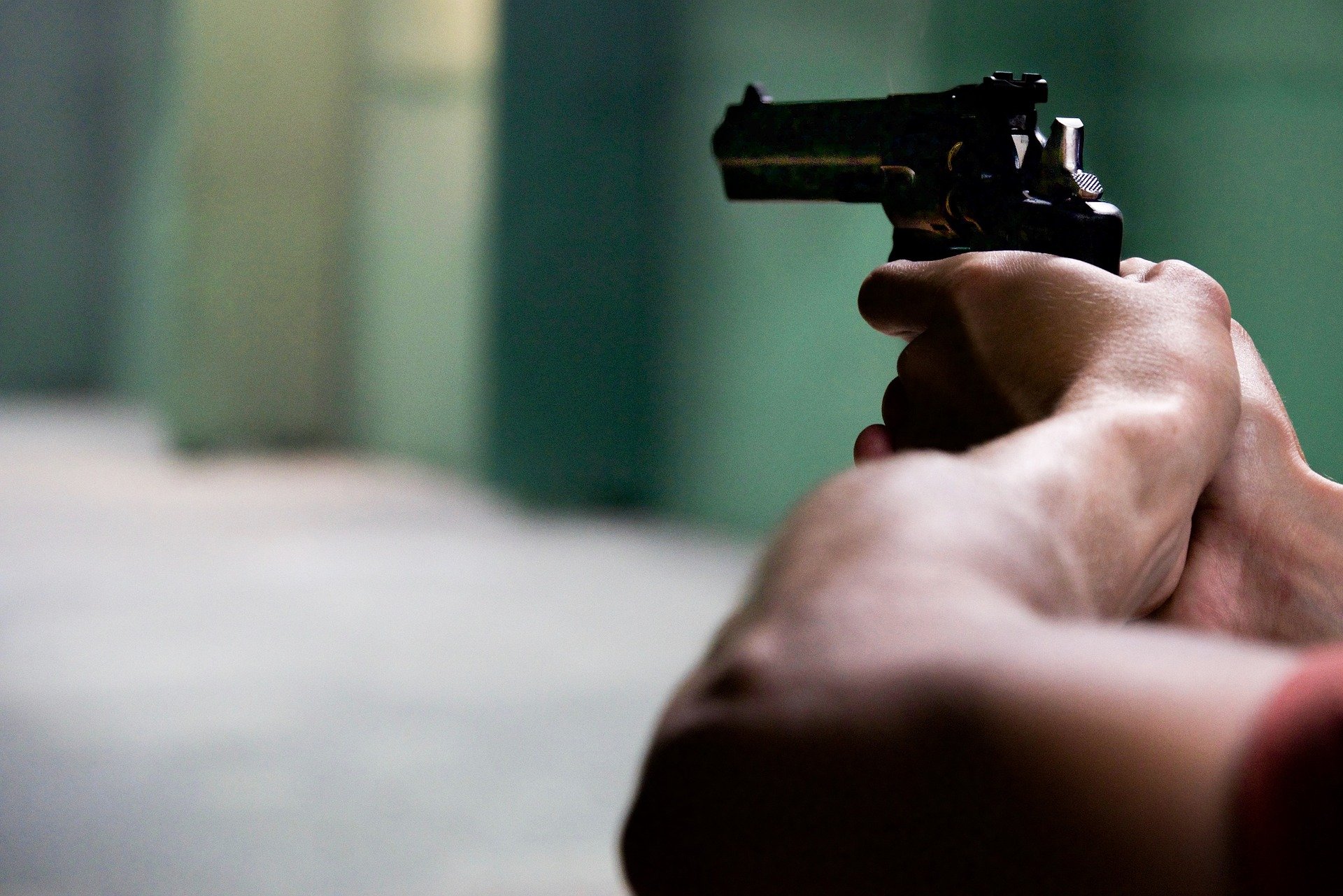 

В Ижевске неизвестный ограбил ларек, угрожая продавцу похожим на пистолет предметом


