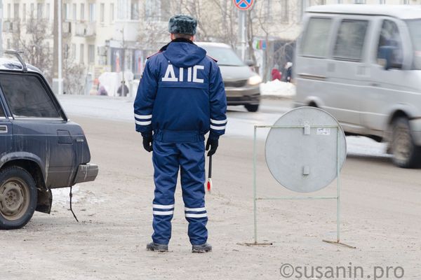Грузовик сбил двух полицейских на трассе в Кирове