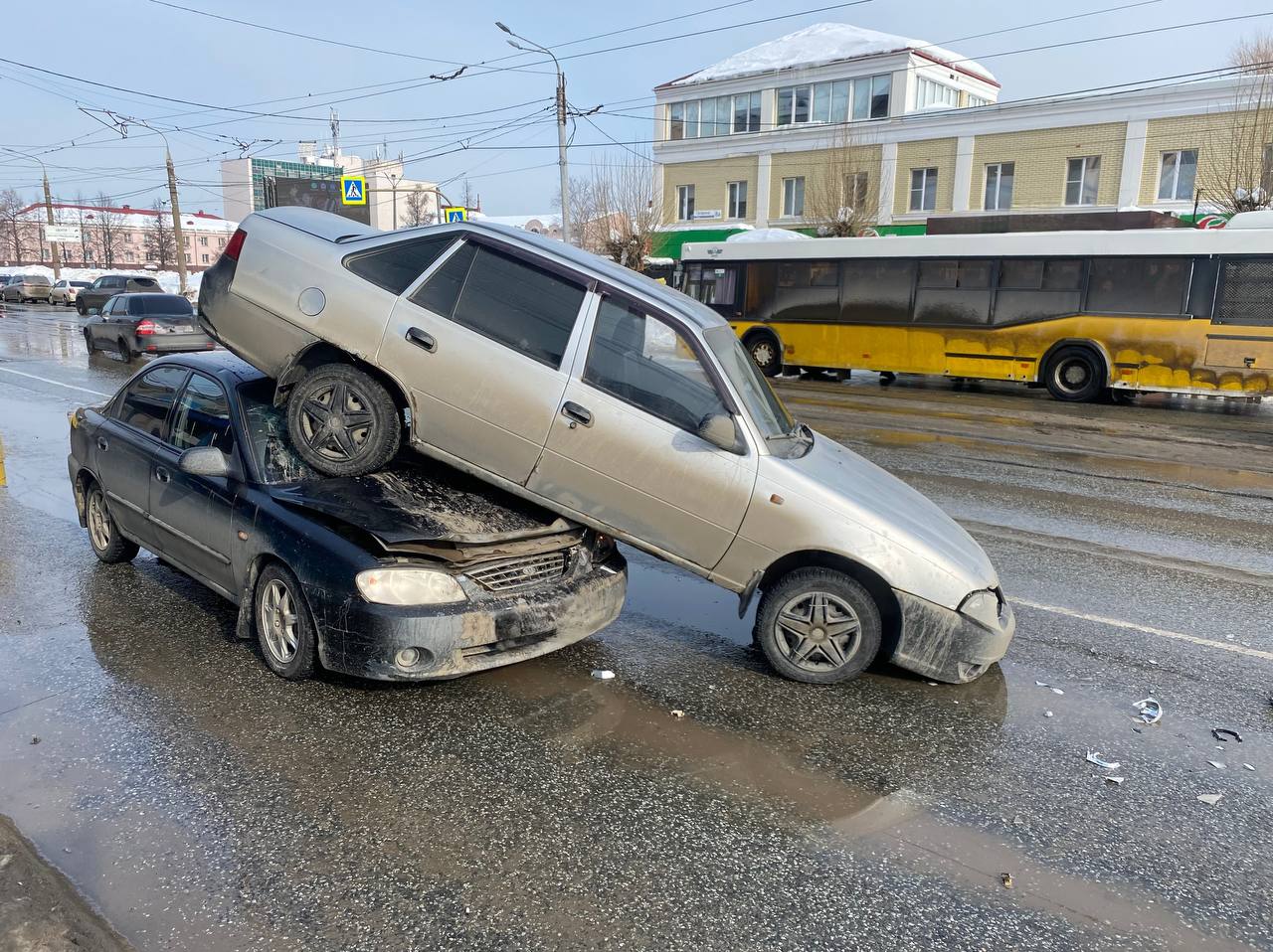 В Ижевске рассказали подробности ДТП, в котором одна легковушка залетела на другую