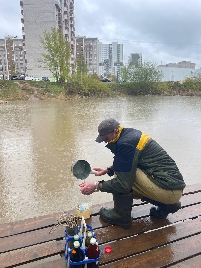 Жители Ижевска пожаловались на резкий запах от воды из пруда на улице Автозаводской