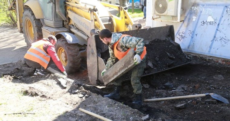 В Ижевске приступили к ремонту тротуара на улице Коммунаров