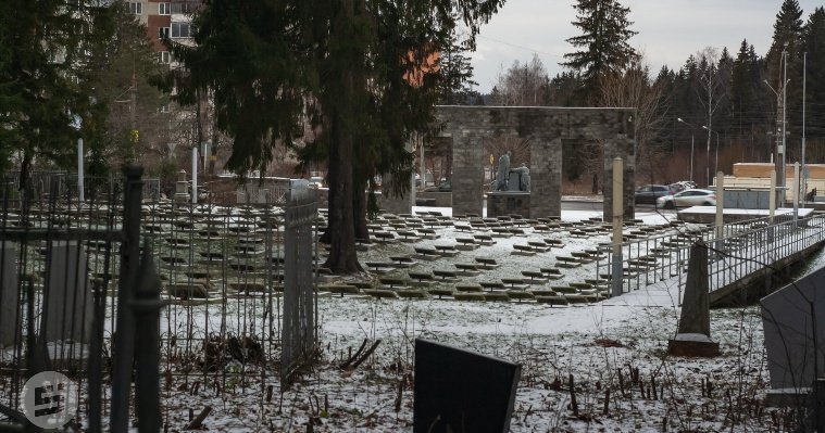 В Ижевске на воинском мемориале Северного кладбища заменят надгробные плиты