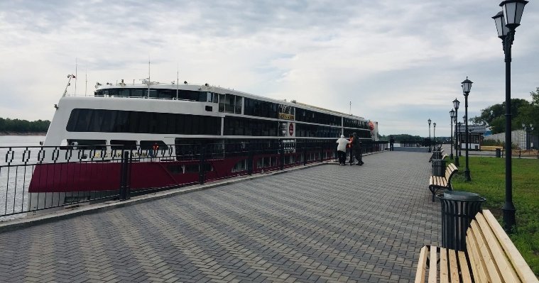 Самый большой курсирующий по рекам российский круизный лайнер «Мустай Карим» остановился у берега Сарапула