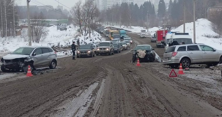 Три автомобиля столкнулись при ДТП на улице Союзной в Ижевске