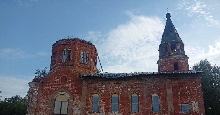 В удмуртском селе Большая Кибья началось восстановление заброшенной Покровской церкви