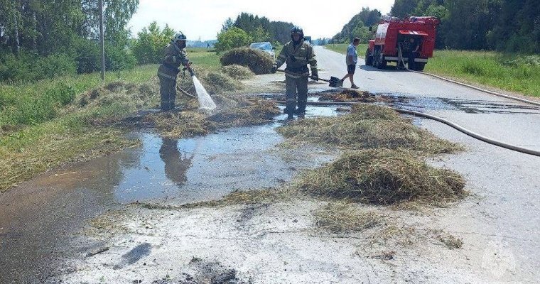 Автоприцеп с сеном загорелся на дороге в Удмуртии