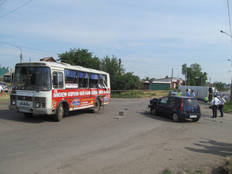 В Красноярском крае легковушка столкнулась с двумя автобусами, пострадали 10 человек  