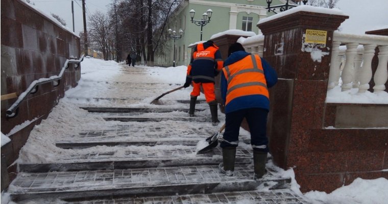 В Ижевске на борьбу со снегопадом вывели 99 спецмашин