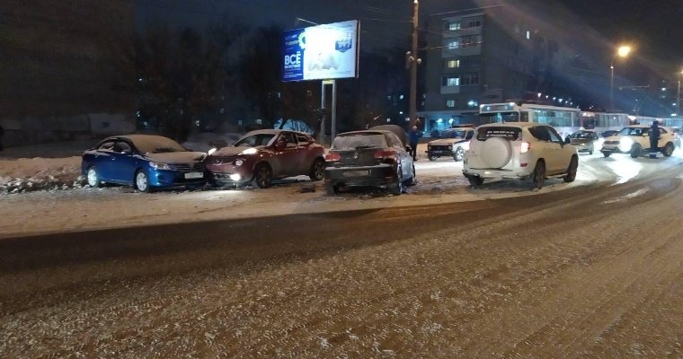 Два человека попали в больницу в результате массового ДТП в Ижевске