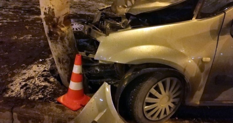 Пьяный водитель в Ижевске врезался в столб и дерево
