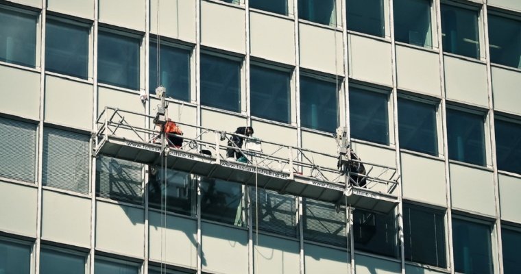 Люлька со строителями сорвалась в Челябинске 