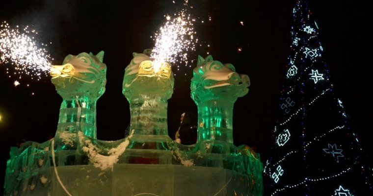 В новогодние праздники на Центральной площади Ижевска «оживают» ледяные скульптуры