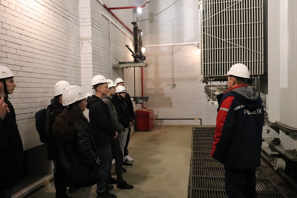 Сотрудники «Удмуртэнерго» провели экскурсию для студентов-энергетиков на подстанции «Калашников» в Ижевске