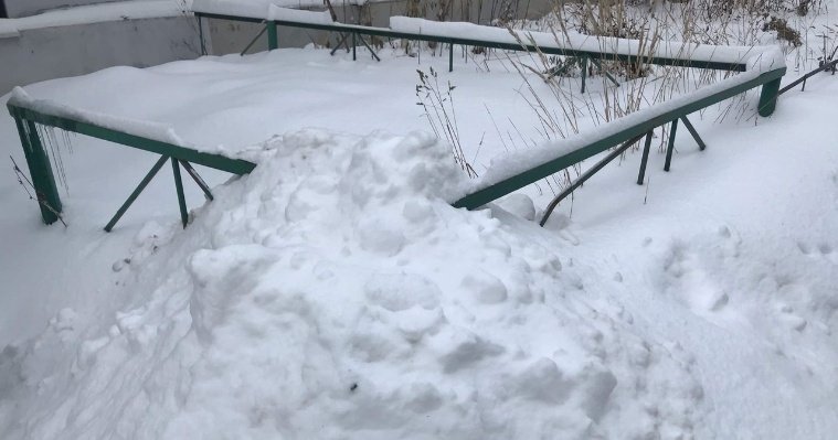 Спасение спящего в снегу в Сарапуле и приговор экс-премьеру Дагестана за мошенничество: новости к этому часу