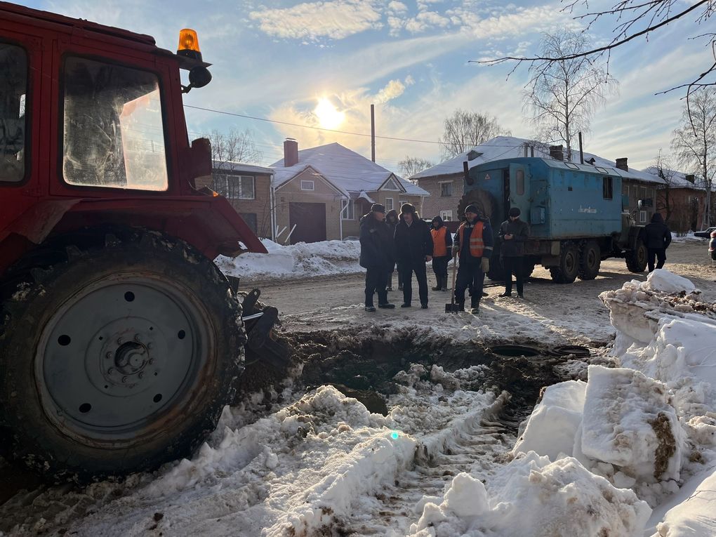 Водопровод прорвало на улице Короленко в Можге