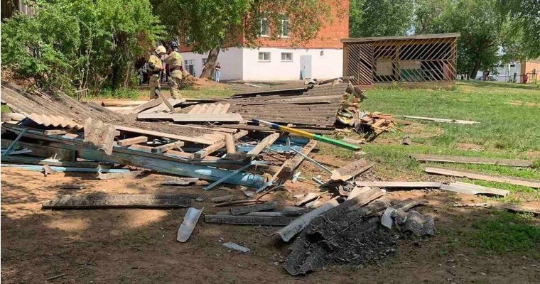 При обрушении беседки на территории школы в деревне Лудорвай пострадали дети