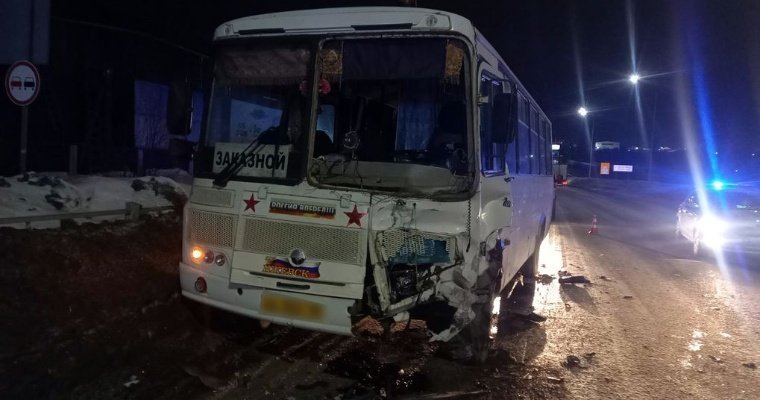 Легковушка и автобус столкнулись на автодороге в Удмуртии