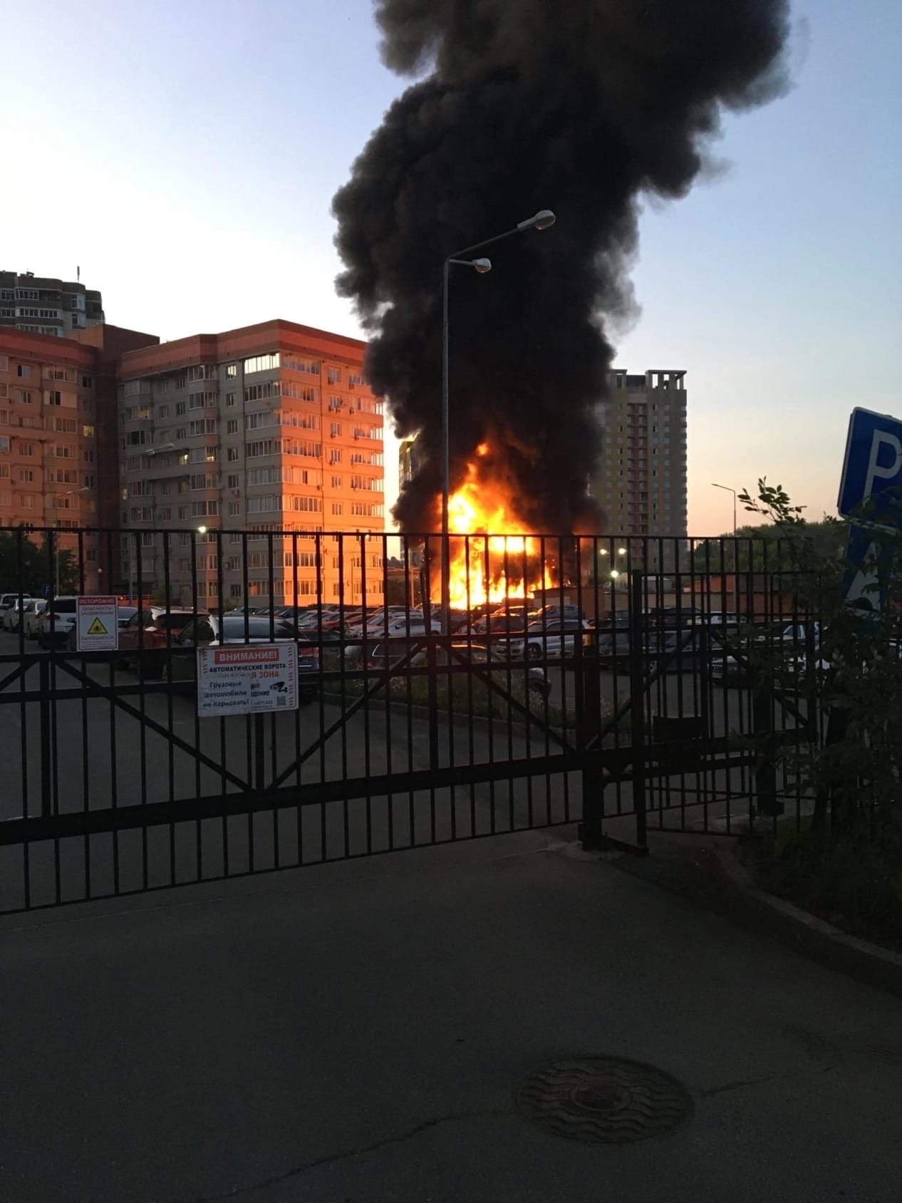 В центре Ижевска загорелся двухэтажный гараж