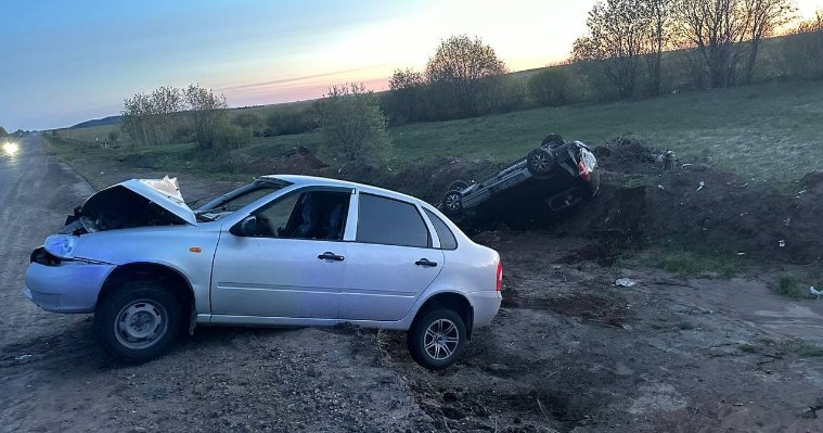 В результате ДТП на трассе Ижевск-Сарапул автомобиль вылетел в кювет и опрокинулся