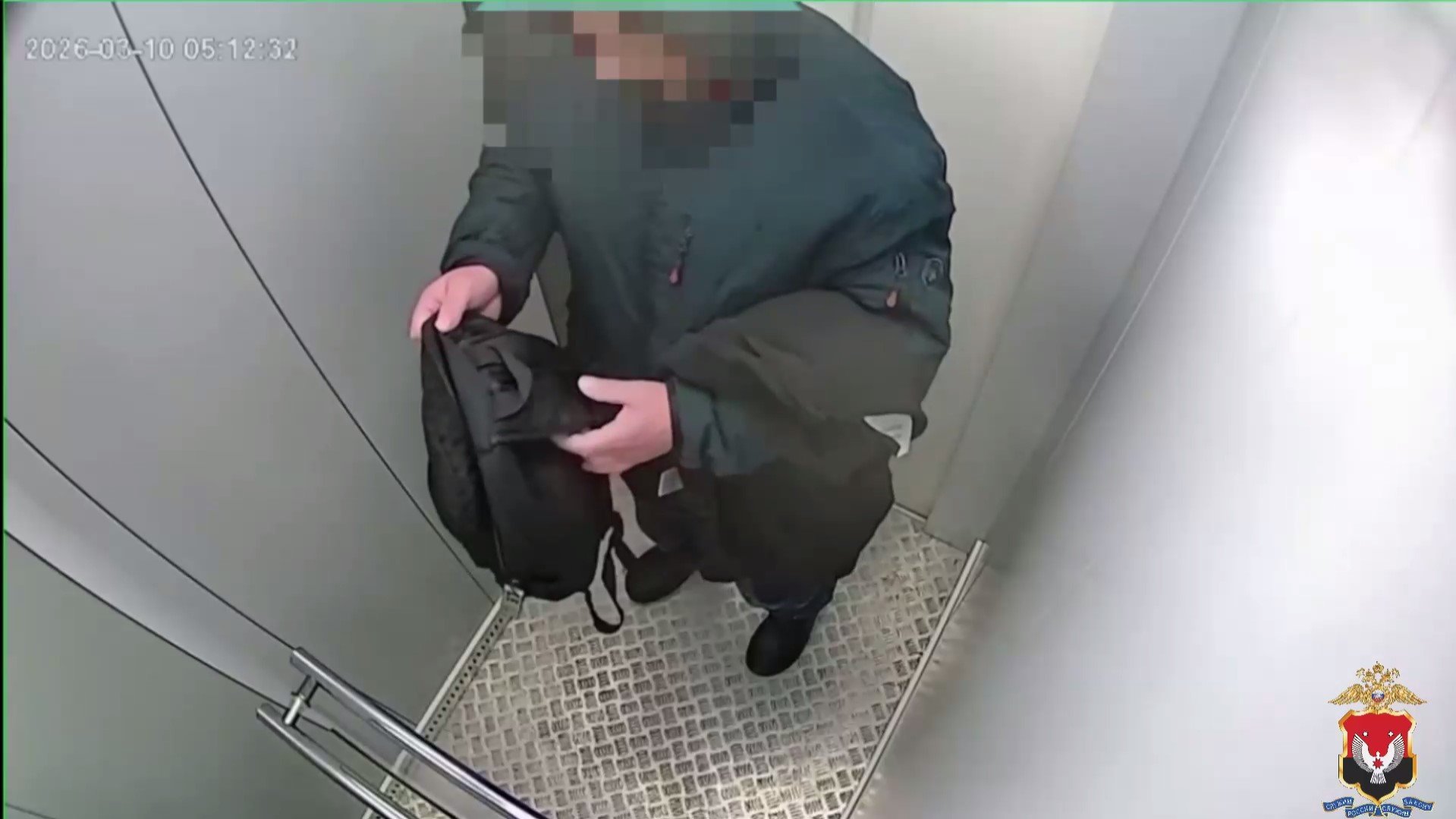 Житель Ижевска вынес из незапертой квартиры золотые украшения, беспроводные наушники и банковскую карту