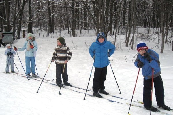 Школьники на лыжах. Лыжи в школе. Урок физкультуры на лыжах. Физра на лыжах.