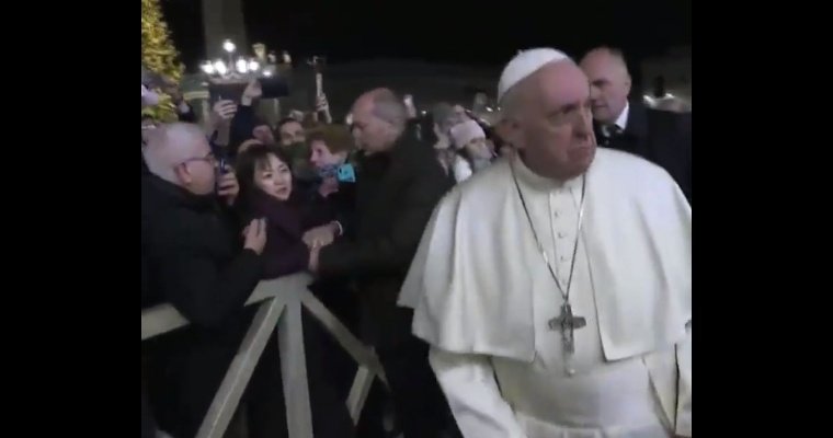 Папа Римский ударил по рукам схватившую его женщину