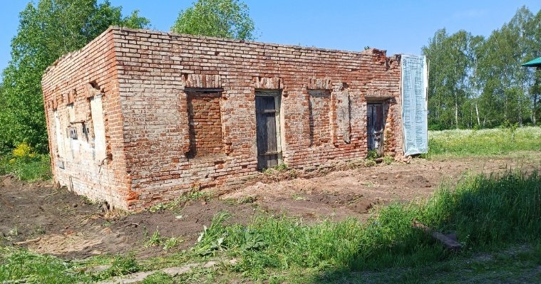 Жители одной из деревень Ярского района начали восстанавливать заброшенный старинный дом