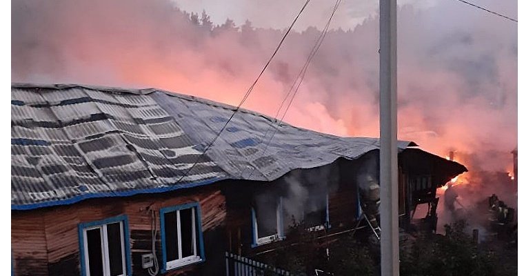 Два жилых дома пострадало от огня в Камбарском районе
