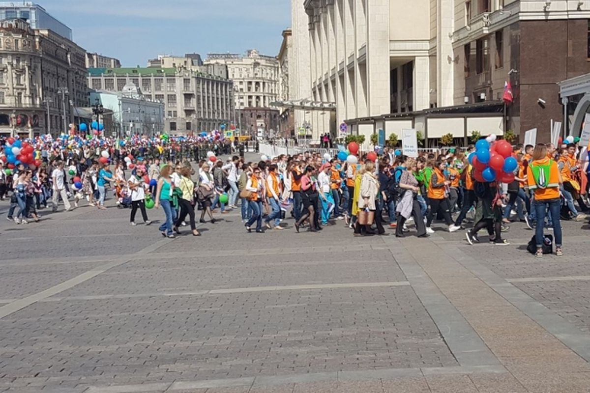 Демонстрация 52. Демонстрация в Москве. Фото людей на Первомайской демонстрации. На демонстрацию красиво одевались. 130 Тысяч человек на фото.