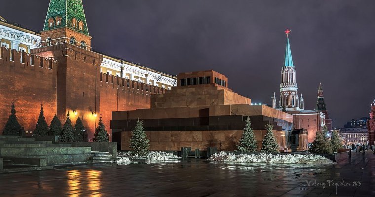 Мужчина облил Мавзолей Ленина оливковым маслом
