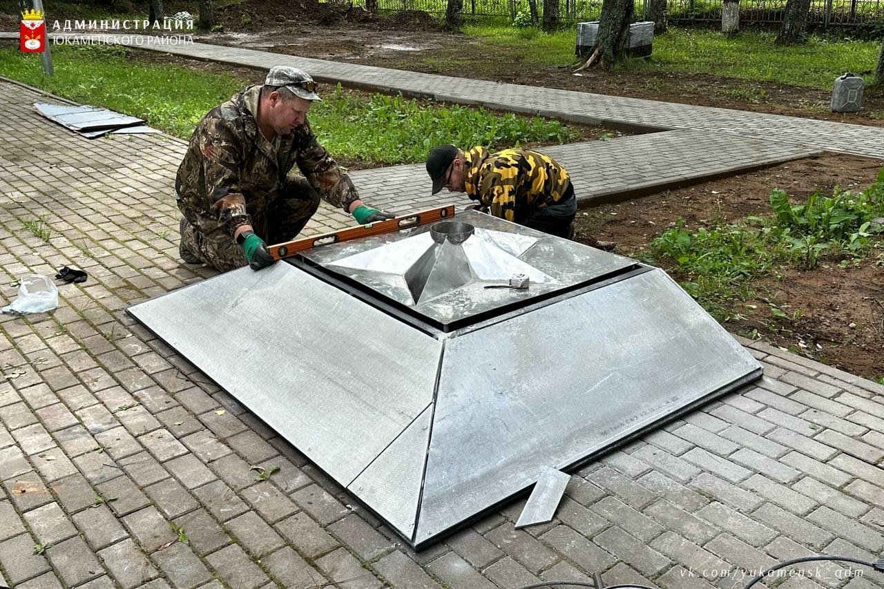 В Юкаменском обновляют Вечный огонь