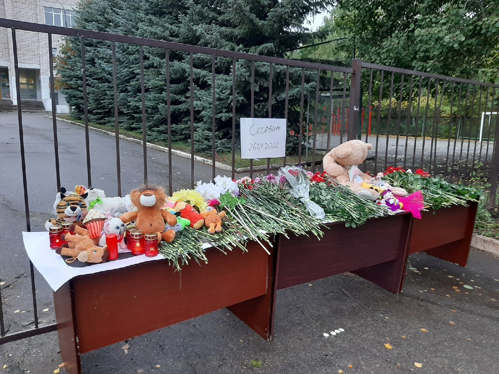 Удмуртии выделят до 27 млн рублей на выплаты семьям погибших и пострадавших при стрельбе в школе 88