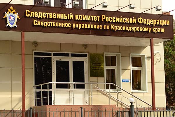 Двух маленьких детей на Кубани бросили у подъезда