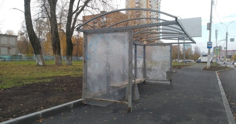 Ижевчане пожаловались на дискомфорт ожидания транспорта на остановке с павильоном без крыши