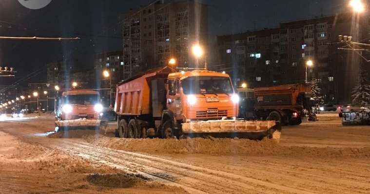 Минувшей ночью дорожники Ижевска совершили 430 рейсов для вывоза снега из города