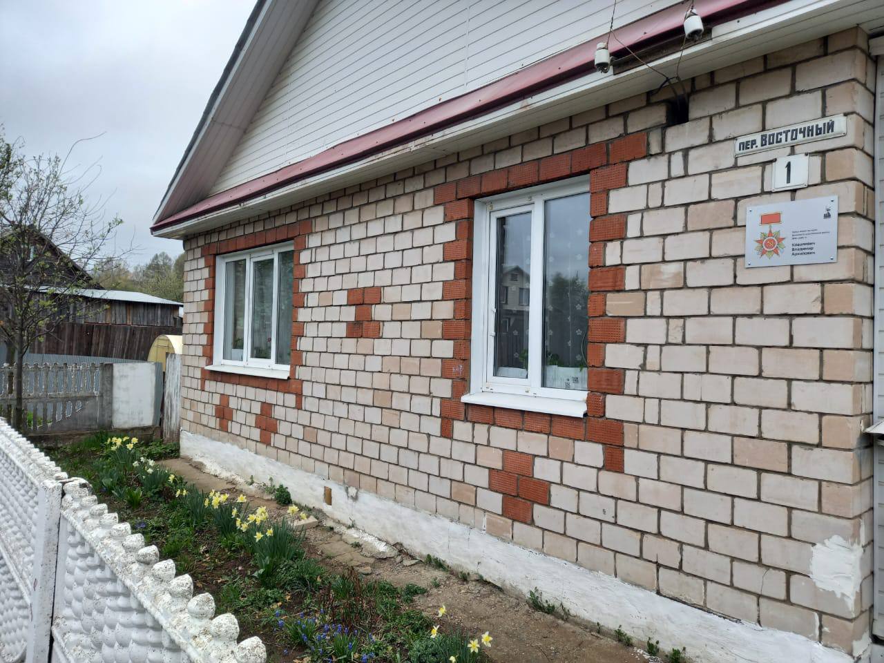 На домах ветеранов из Алнашского и Игринского районов установили именные таблички