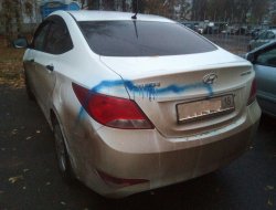 В Ижевске неизвестные изрисовали десятки машин краской
