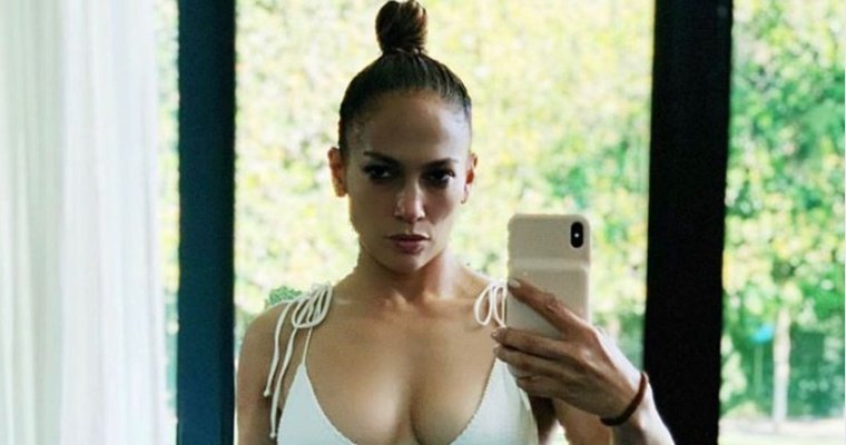 50-летняя Дженнифер Лопес выложила фото в бикини и свела с ума поклонников