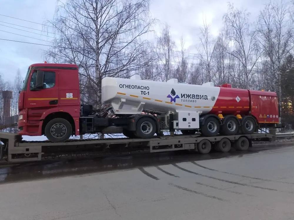 Автопарк «Ижавиа» пополнился 26-кубовым топливозаправщиком