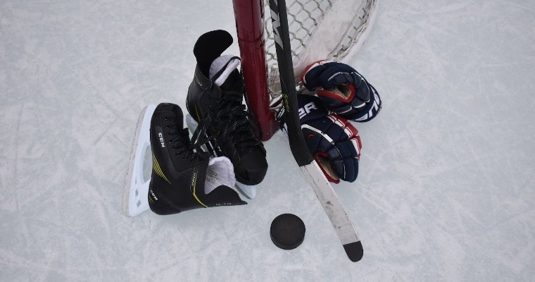Хоккеисты «Ижстали» уступили в жаркой борьбе красноярскому «Соколу»