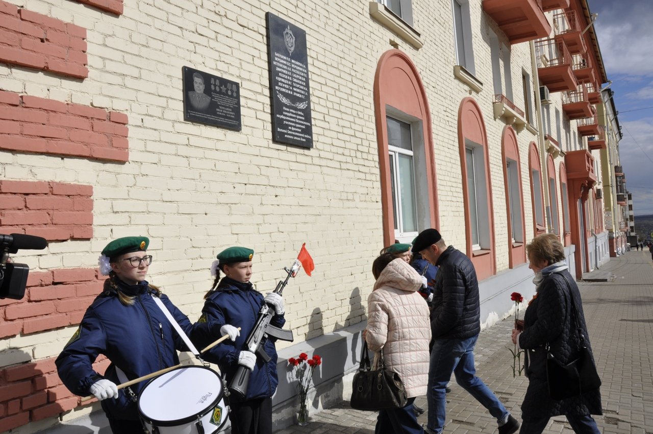 В Ижевске сотрудники и ветераны органов безопасности Удмуртии возложили цветы к мемориальной доске