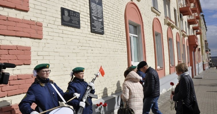 В Ижевске сотрудники и ветераны органов безопасности Удмуртии возложили цветы к мемориальной доске 
