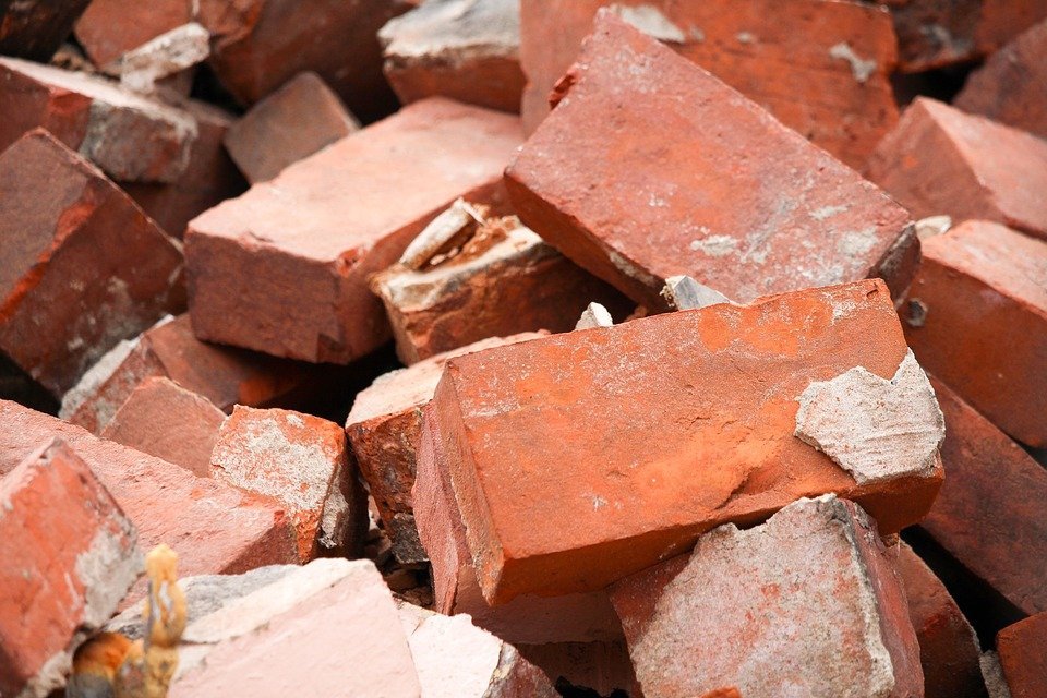 Во Владивостоке обрушилась часть старинного жилого дома